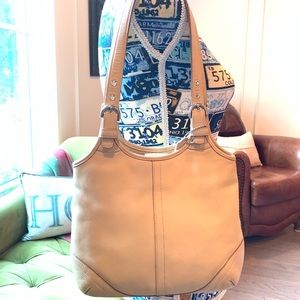 GRAB IT QUICK 📌 COACH Leather Shoulder Bag - Tan